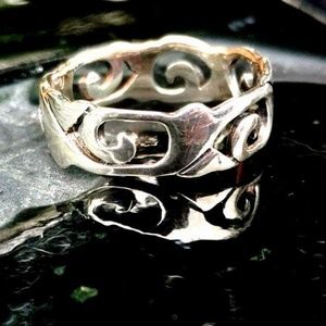 Silver wave band. 925 quality silver